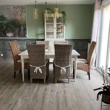 別荘 Agreable Maison De Avec Jardin + Garage. Coulaines